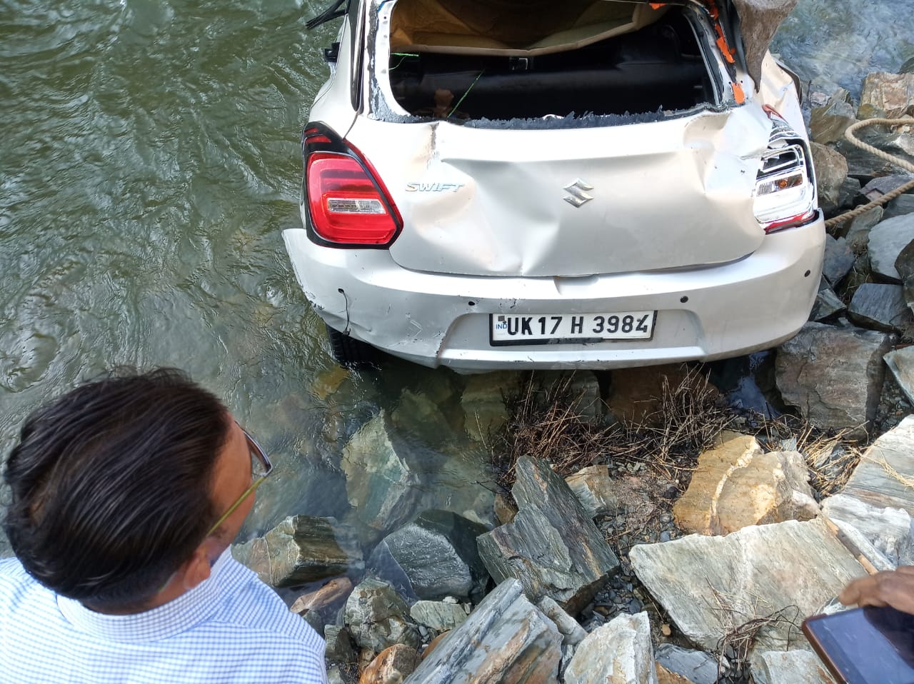 car falls in nayar river