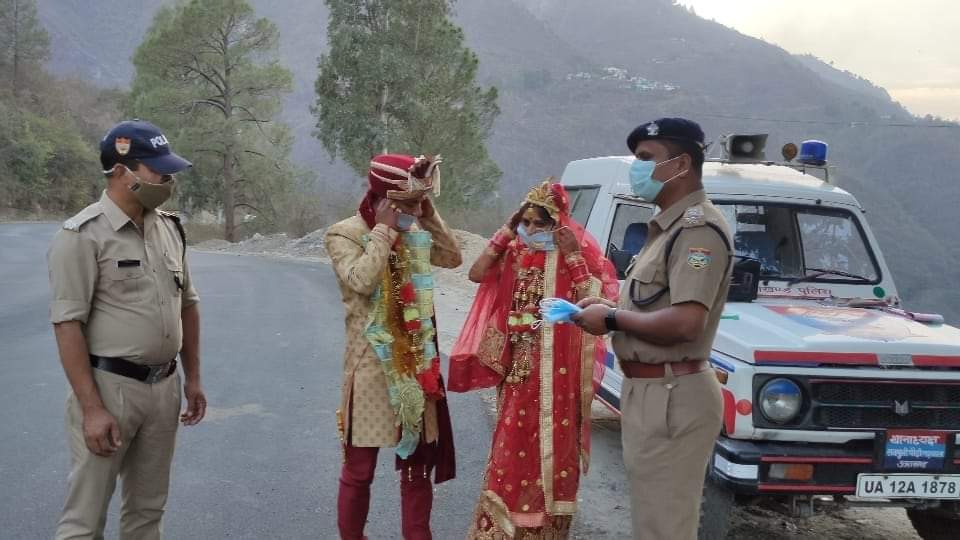 दुल्हा दुल्हन को पुलिस ने पहनाया