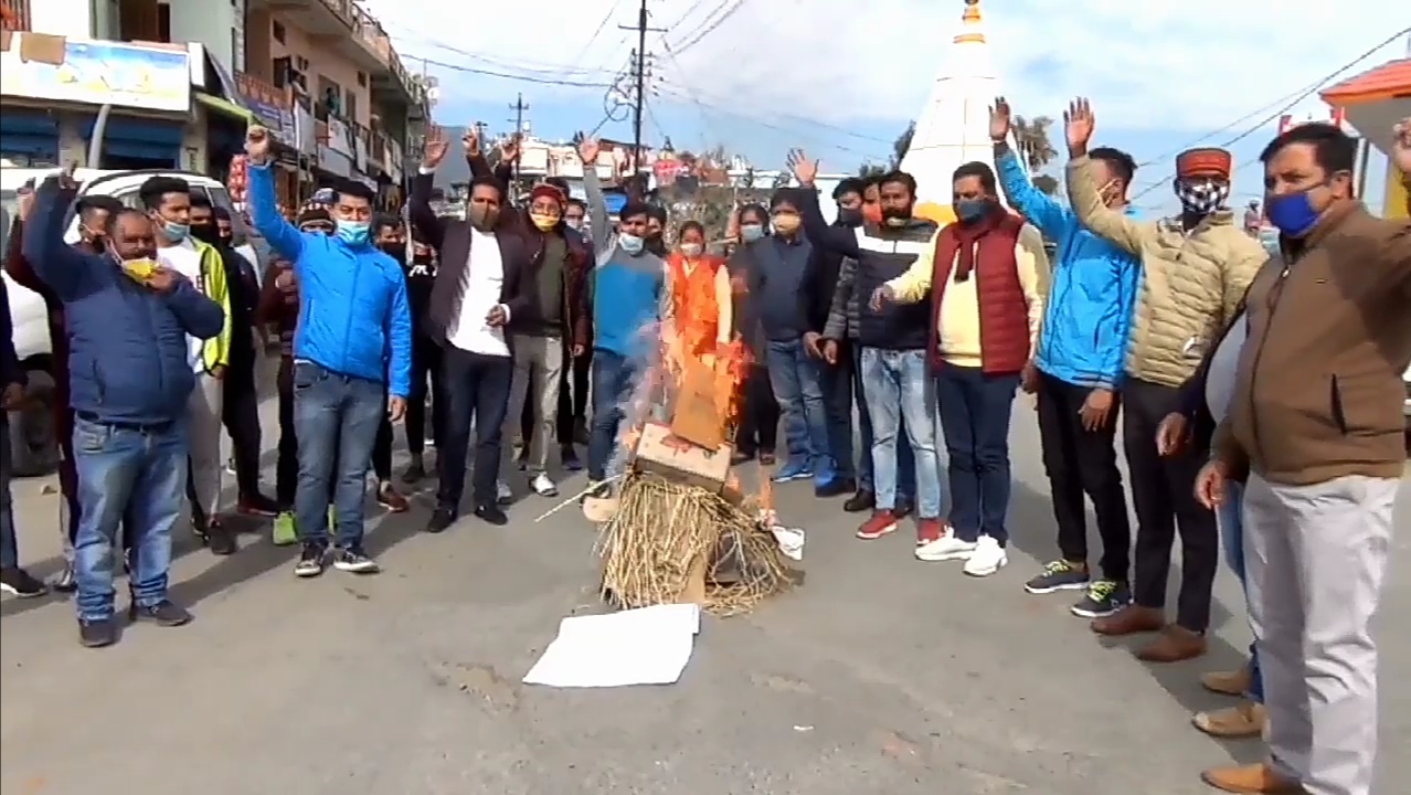 बीजेपी कार्यकर्ताओं ने फूंका पुतला.