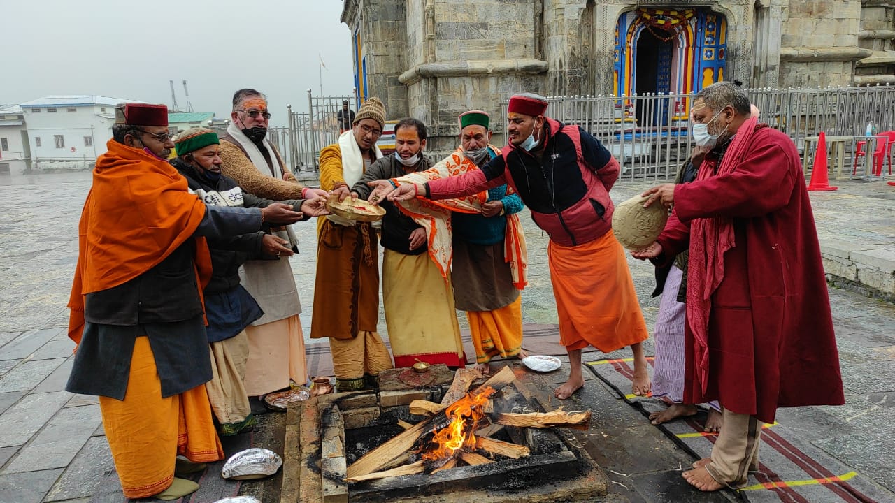 Kedarnath Teerth purohit