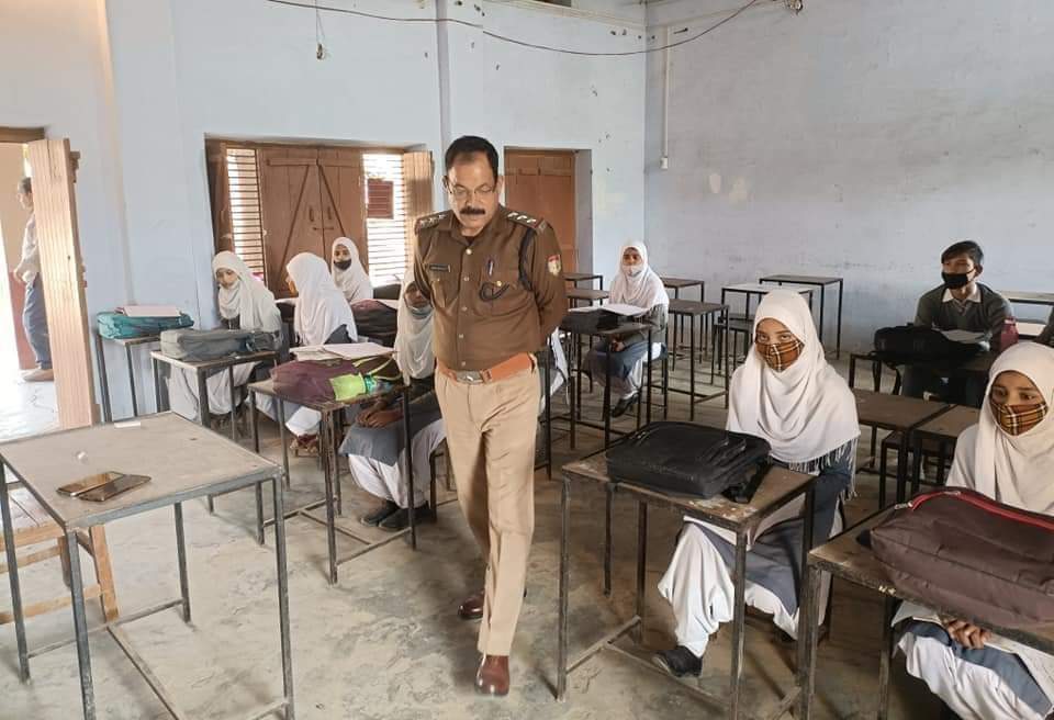 Jaspur Police teaches Physics and Maths to children