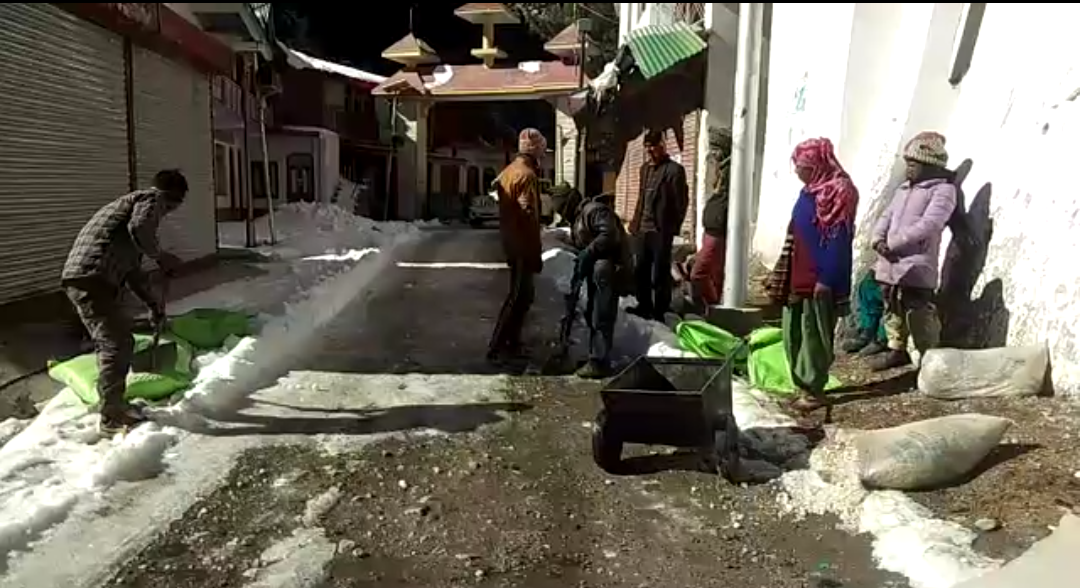 Tourists reaching Gangotri Dham in winter