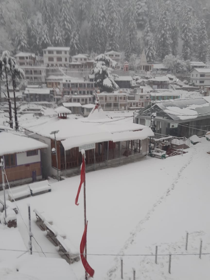 Uttarkashi district receives heavy snowfall