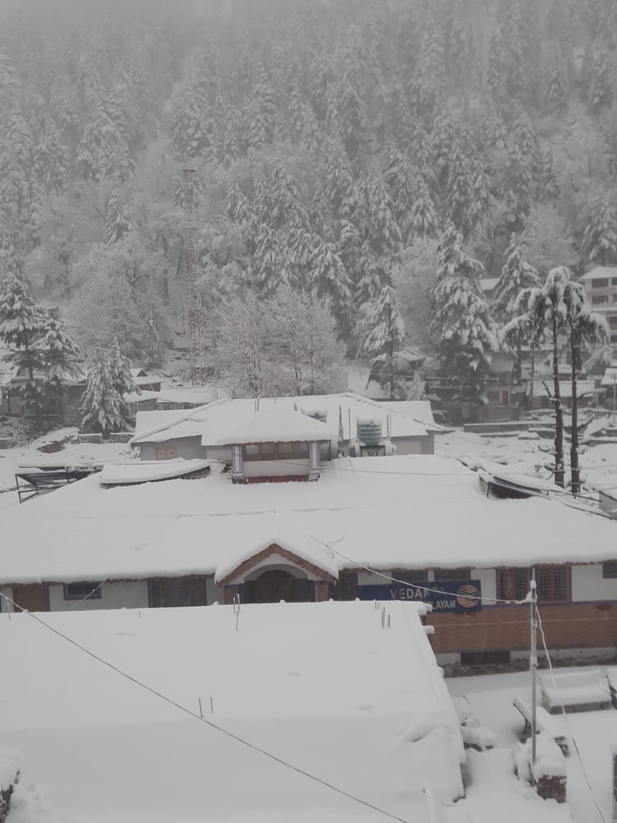 Uttarkashi district receives heavy snowfall