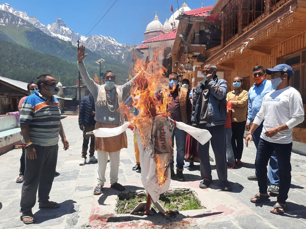 सतपाल महाराज का पुतला फूंका