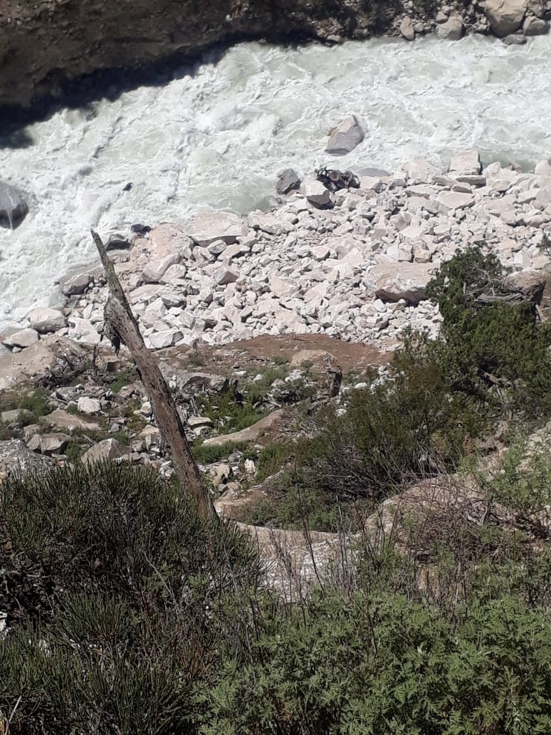 border-road-organisation-truck-stuck-under-the-debris-on-way-to-nelang-border