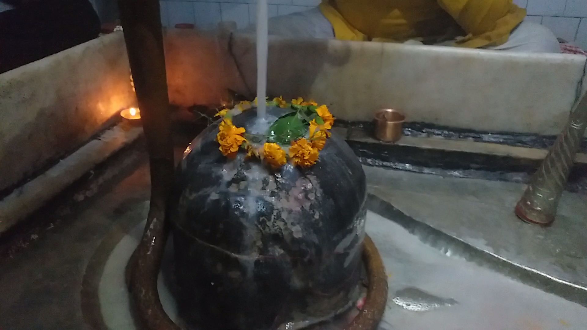 महादेव शिवलिंग में सपरिवार विराजमान