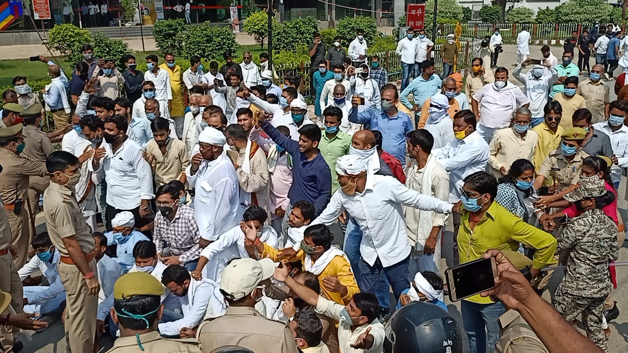 congress workers protest in varanasi