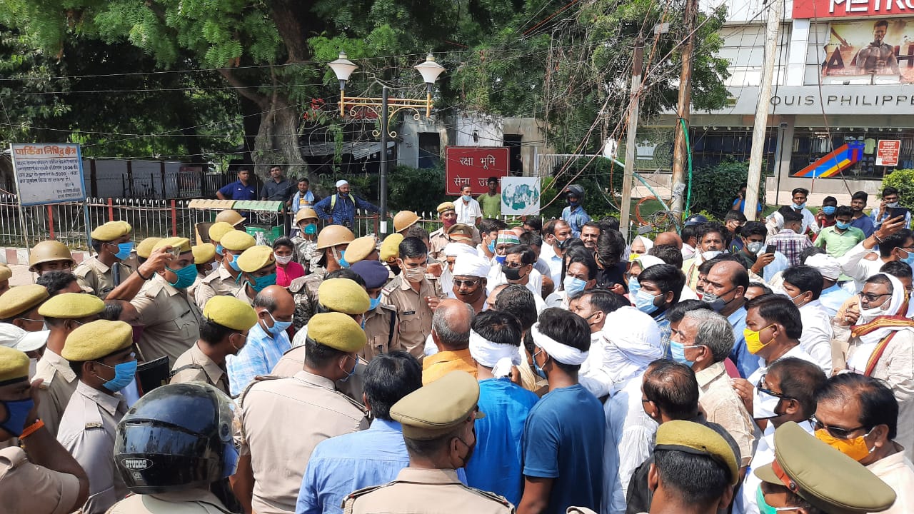 congress workers protest in varanasi