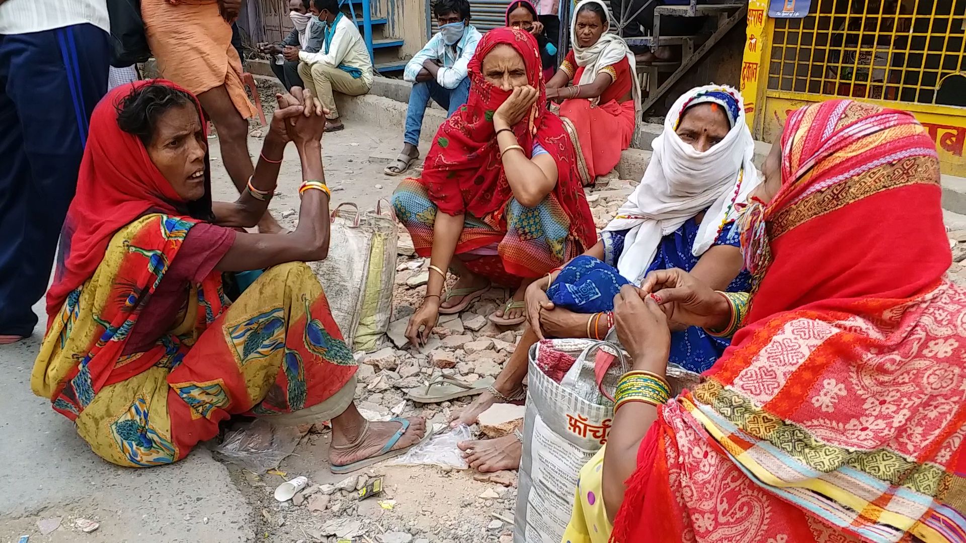 ग्राहकों का इंतजार कर रहे मजदूर.