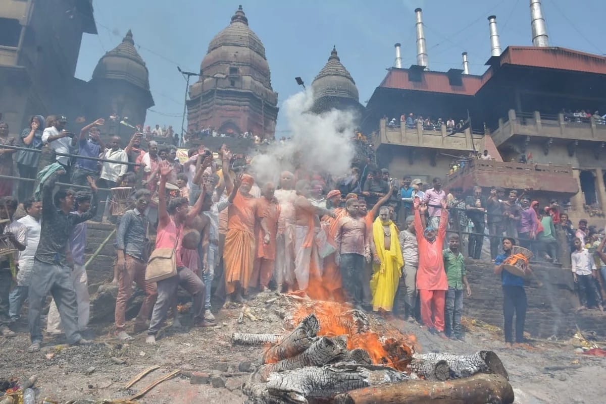 जलती चिताओं की राख से होली