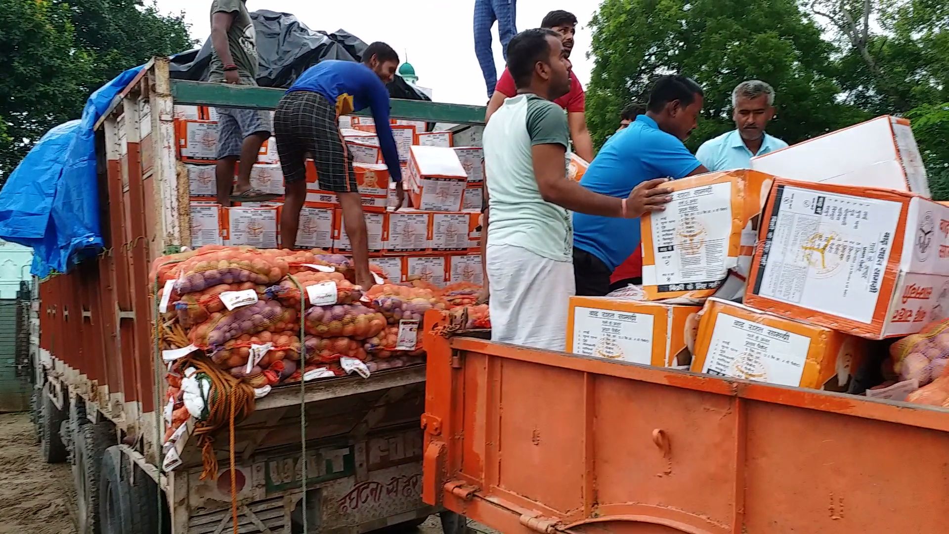 बाढ़ राहत सामग्री उतारते श्रमिक