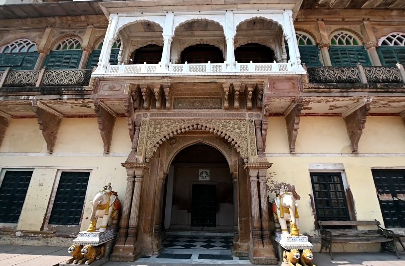 ऐतिहासिक इमारतें काशी की हैं जान.
