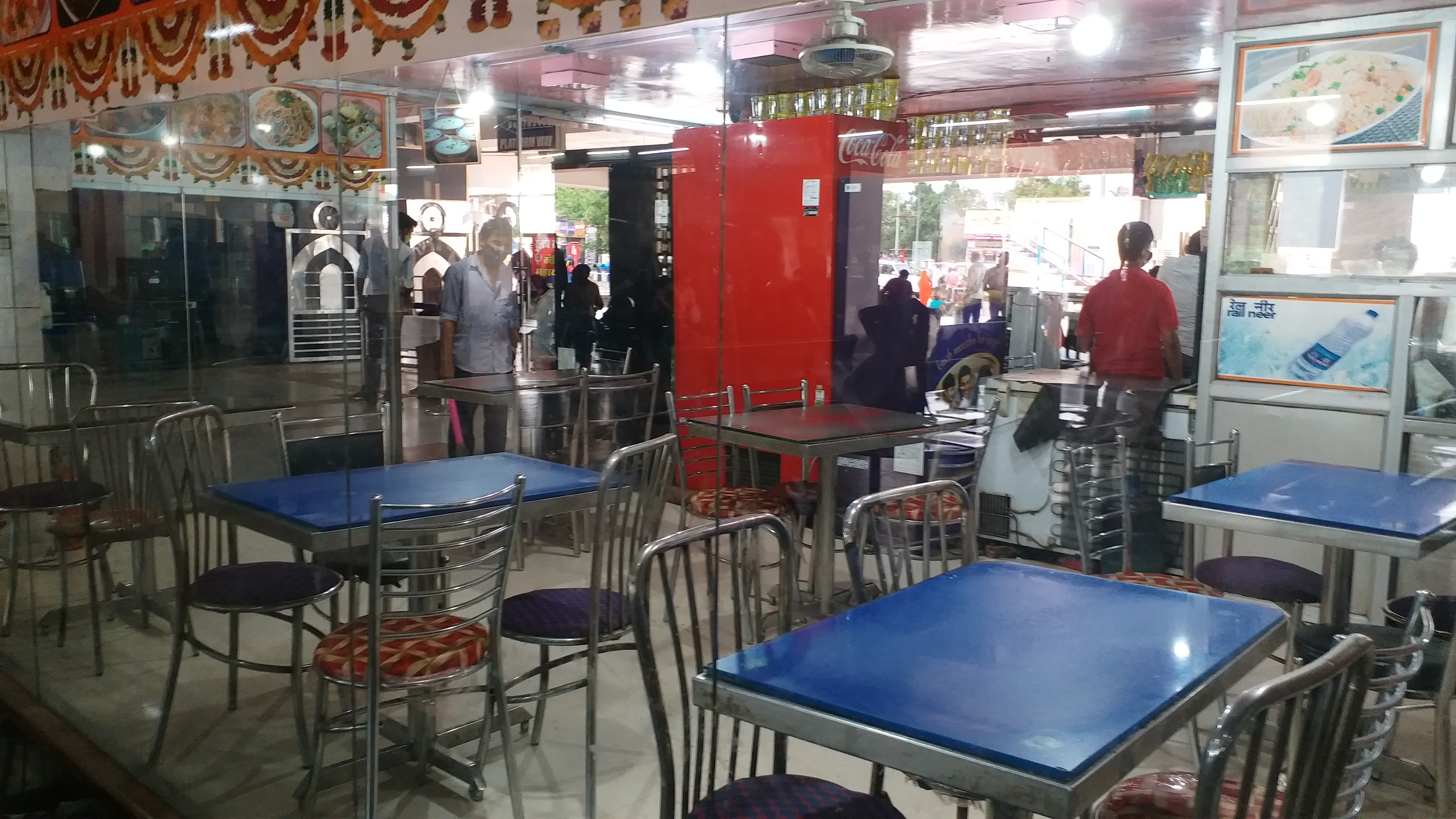 no crowd in railway canteen in varanasi