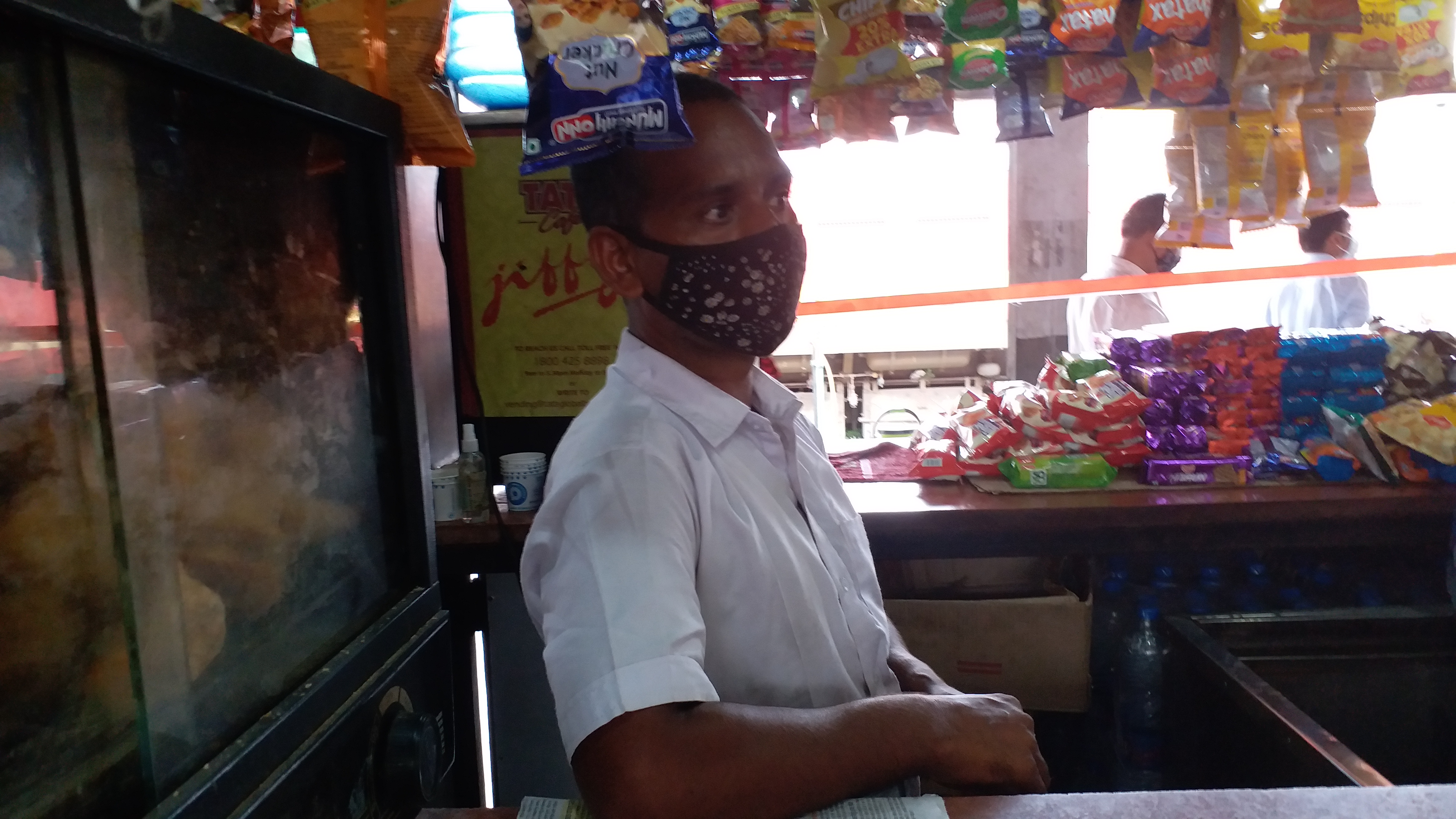 no crowd in railway canteen in varanasi