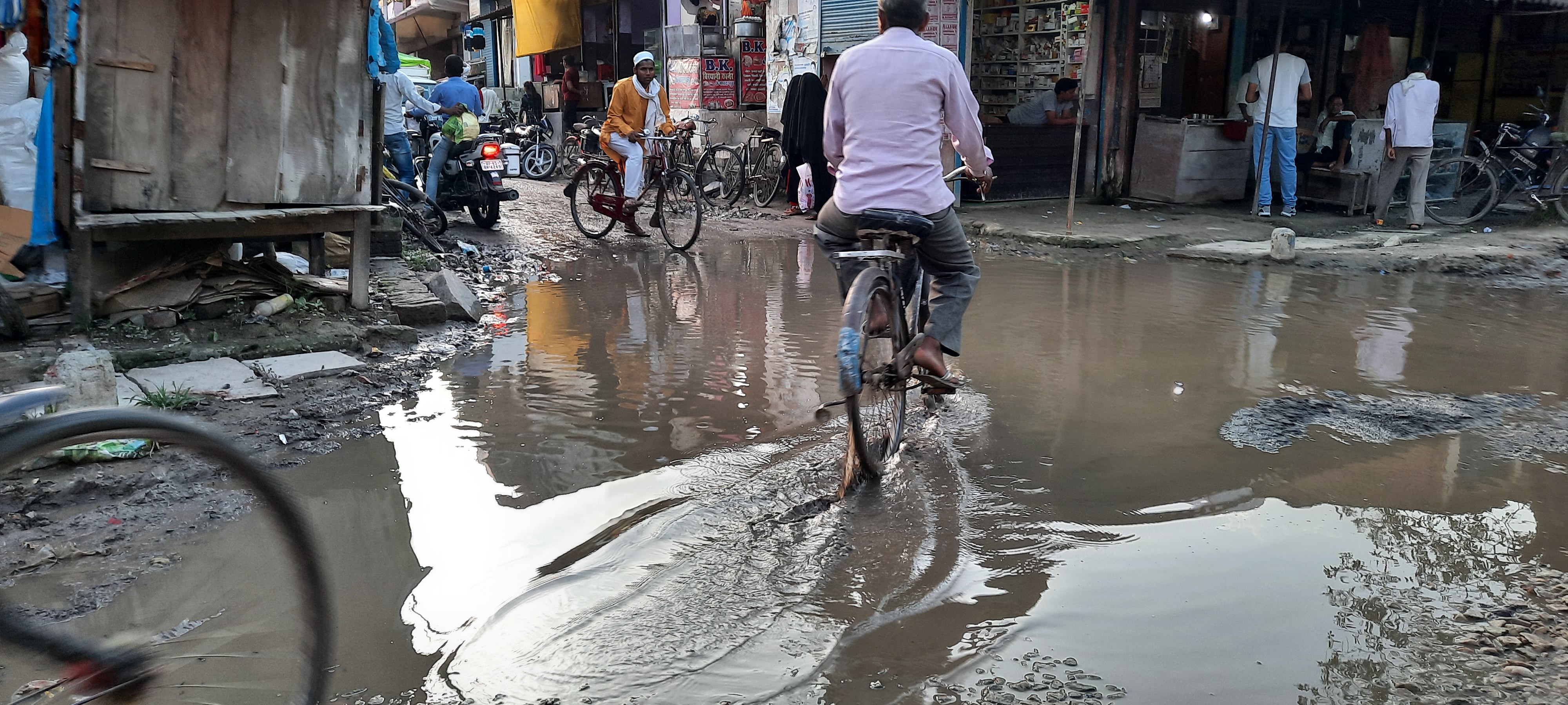 जिस सड़क को डिप्टी सीएम ने बताया गुणवत्तापूर्ण वो गड्ढे में है तब्दील