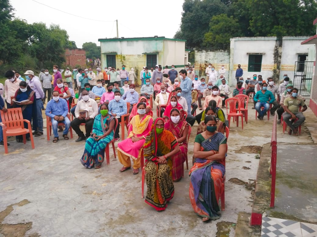 गांव के लोगों के साथ मंडलायुक्त ने की बैठक