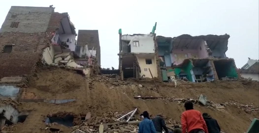 Girl dies after houses collapses  Girl dies after houses collapses during excavation  Tragedy in Uttara Pradesh  ಬೆಳ್ಳಂಬೆಳಗ್ಗೆ ದುರಂತ  ಮನೆಗಳು ಕುಸಿದು ನಾಲ್ಕು ವರ್ಷದ ಮಗು ಸಾವು  ಉತ್ತರಪ್ರದೇಶದ ಆಗ್ರಾದಲ್ಲಿ ಉತ್ಖನನದ ವೇಳೆ ದುರಂತ  ಮಗುವೊಂದು ಸಿಲುಕಿ ಮೃತ  ಆಗ್ರಾದಲ್ಲಿ ಗುರುವಾರ ಬೆಳಗ್ಗೆ ಭೀಕರ ದುರಂತ  ಧರ್ಮಶಾಲಾದಲ್ಲಿ ನಡೆಯುತ್ತಿರುವ ಉತ್ಖನನ ಕಾರ್ಯ  ಬೆಳಗ್ಗೆ ಅನೇಕ ಮನೆಗಳು ಕುಸಿದಿದ್ದಾವೆ