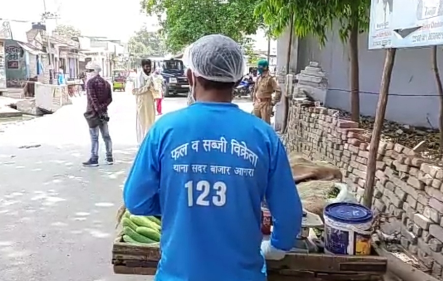 agra police distributing masks and globs