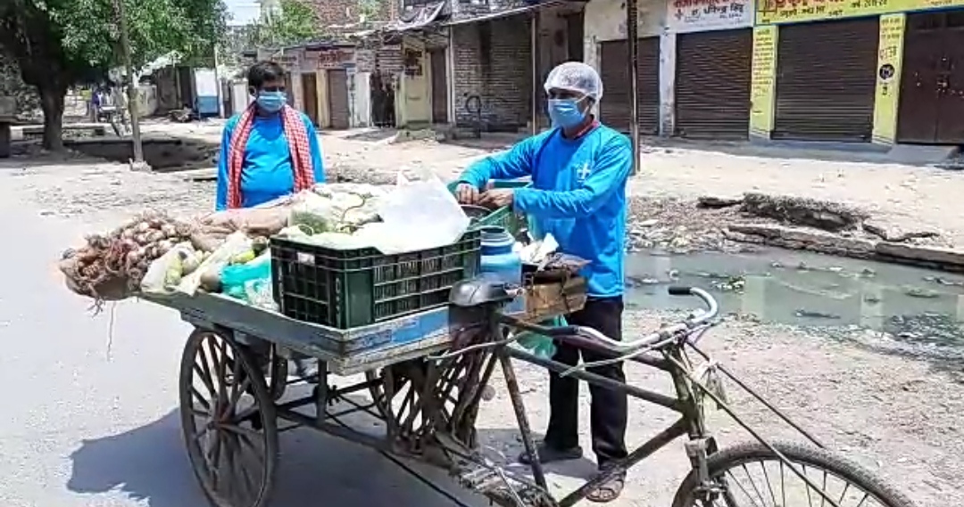 agra police distributing masks and globs