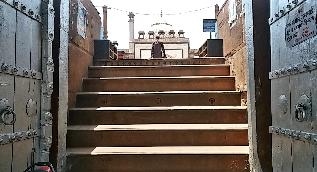 शाही जामा मस्जिद आगरा की सीढ़ियां.
