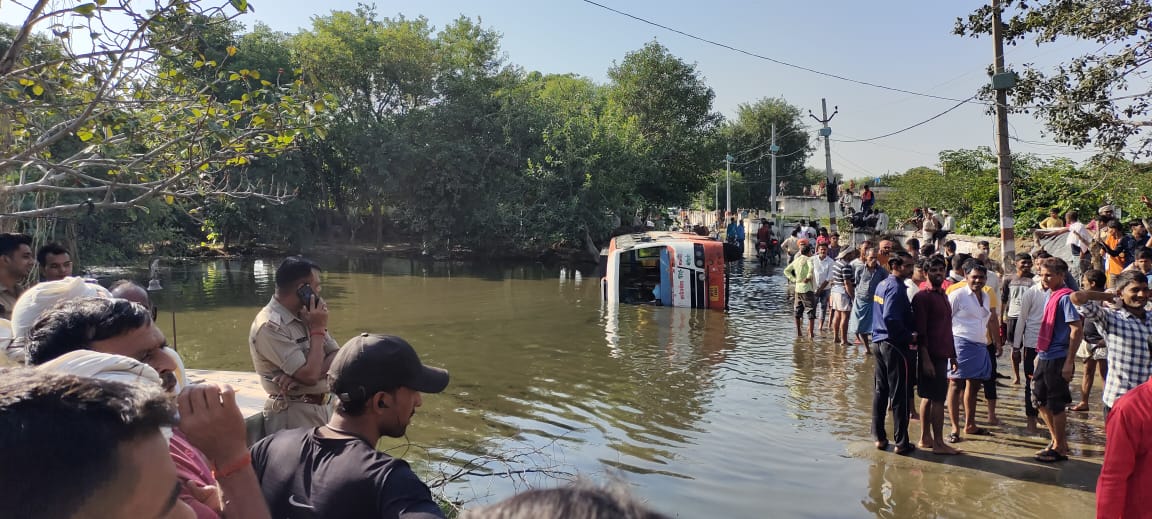 स्कूली बच्चों से भरी बस पलटी