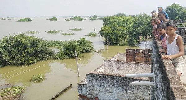 बाह में चंबल नदी का जलस्तर बढ़ने से परेशान लोग