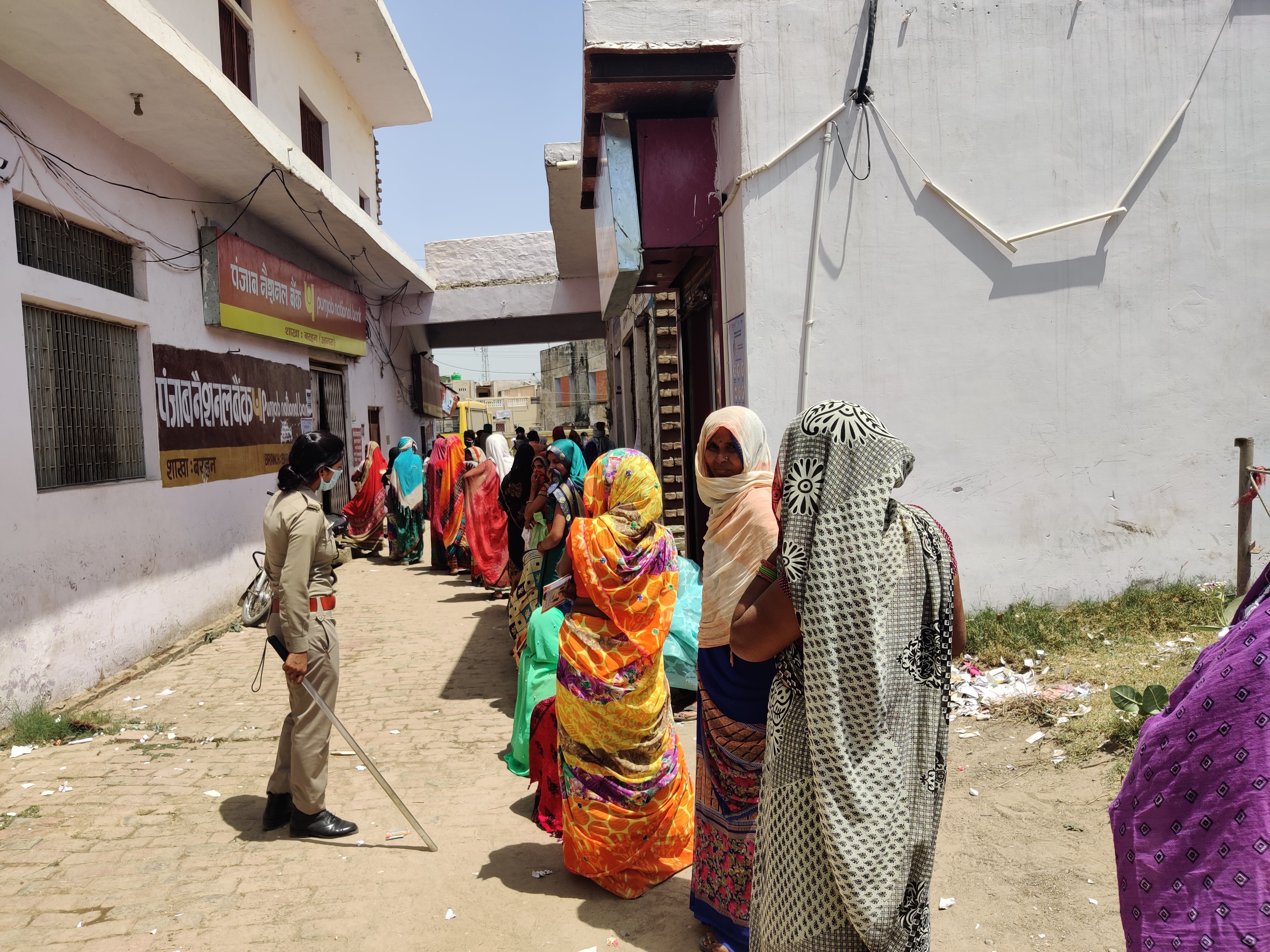 people violating lockdown in agra