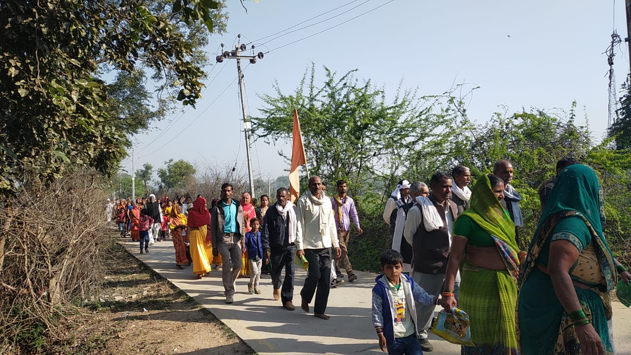 संतों और ग्रामीणों ने लगाई परिक्रमा.