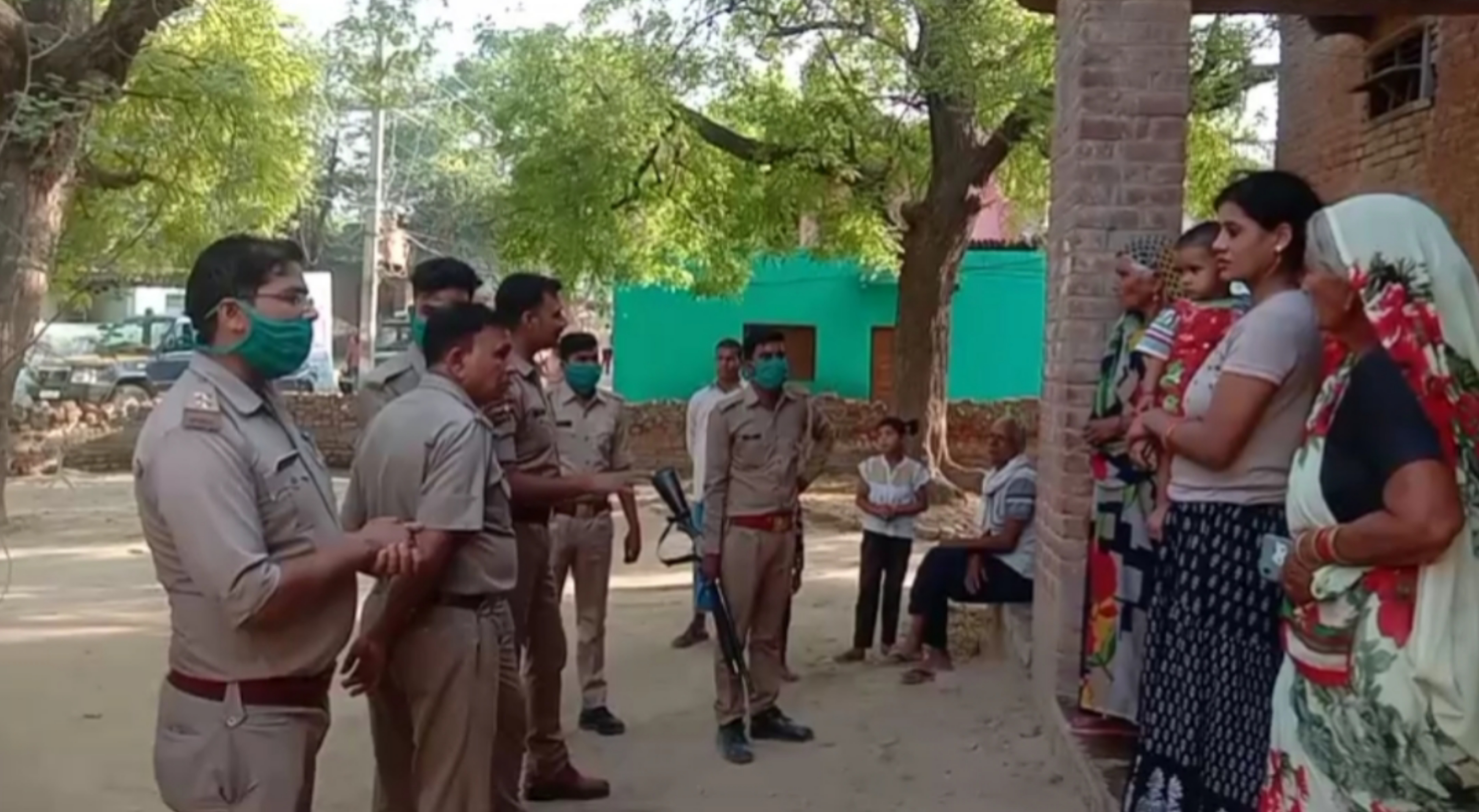 लूट की सूचना पर पहुंची पुलिस.