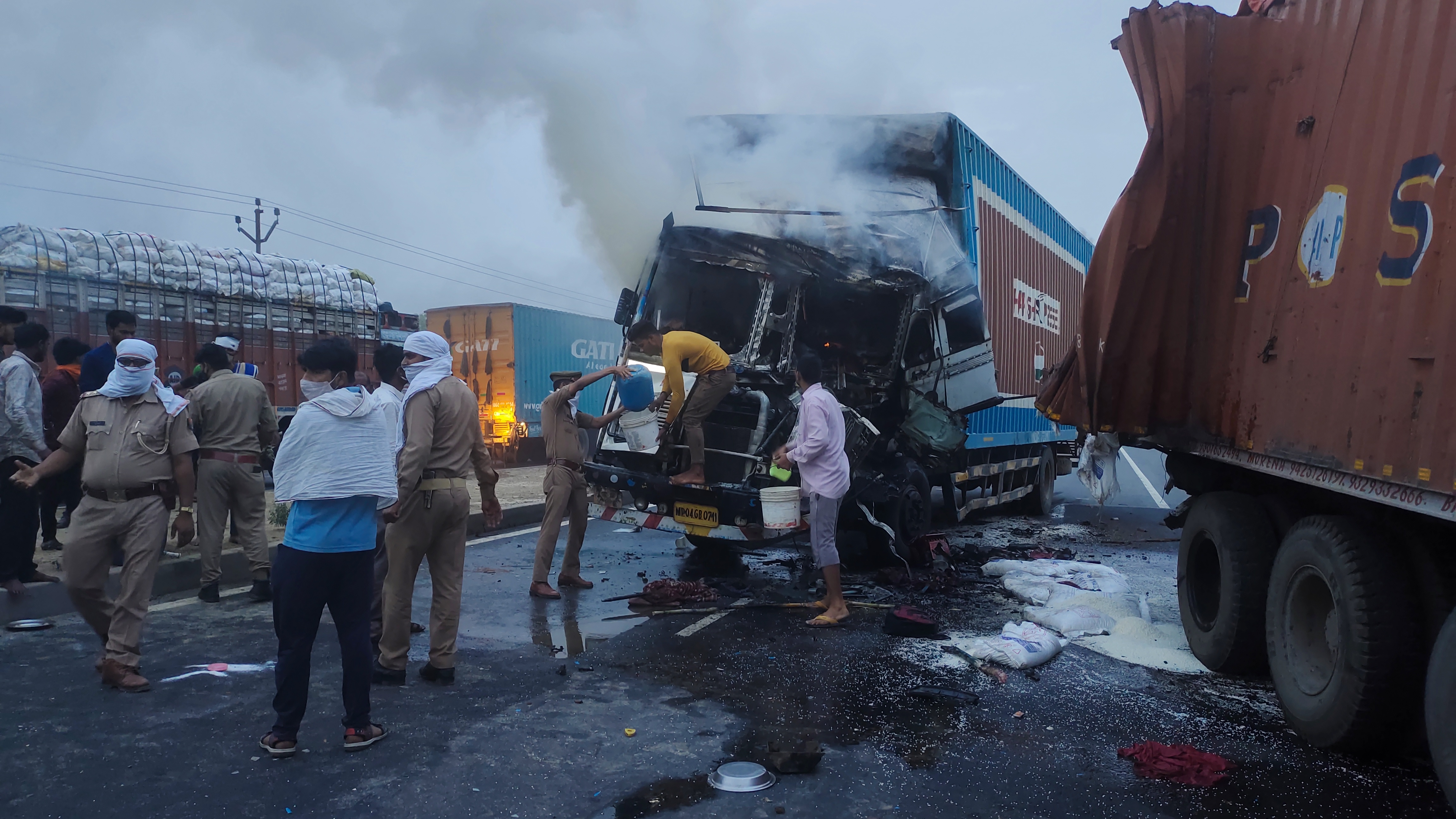 ट्रक में लगी भीषण आग को बुझाने की कोशिश