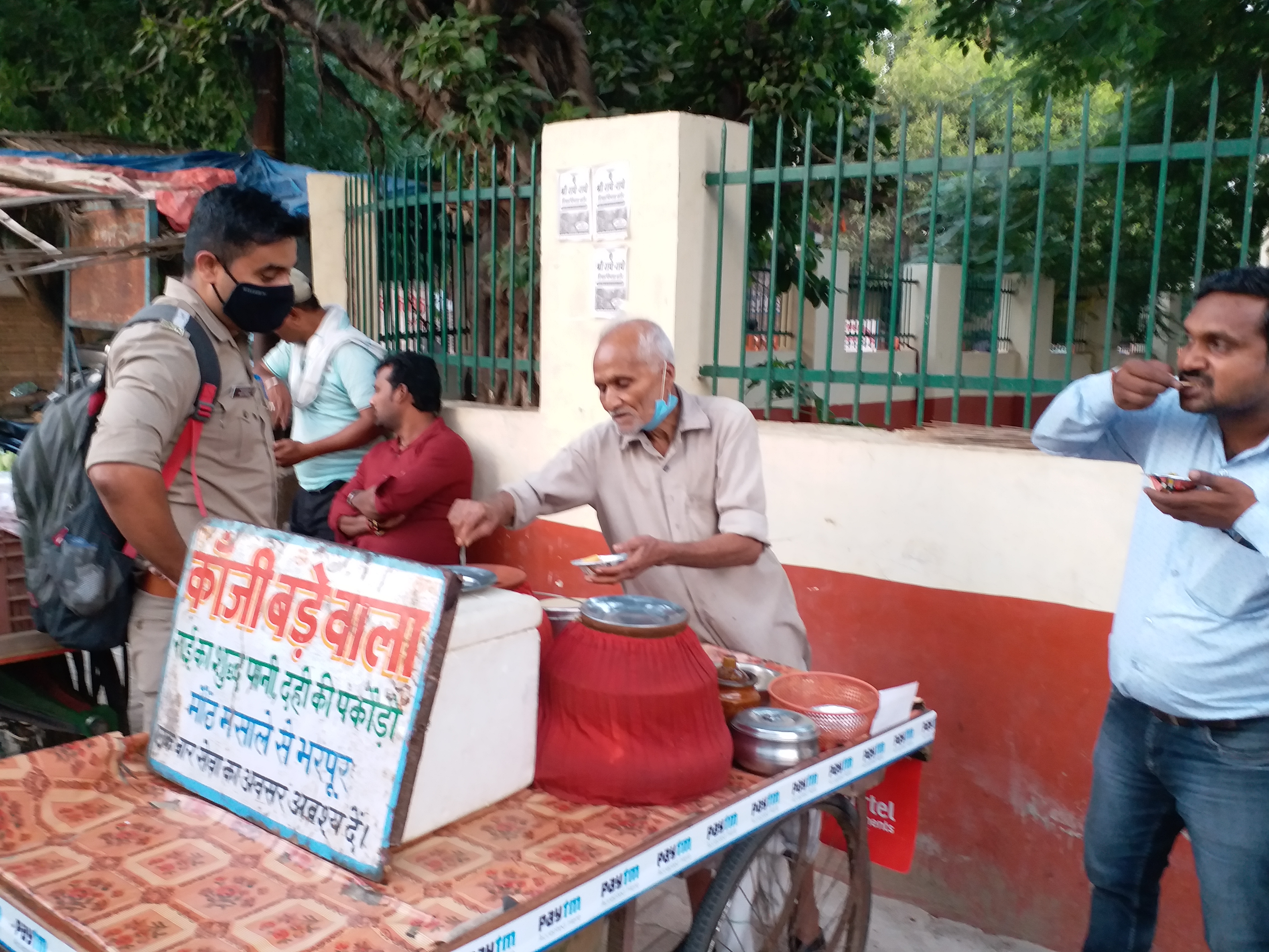 कांजीबडे वाले बाबा की दुकान पर लगी भीड़.