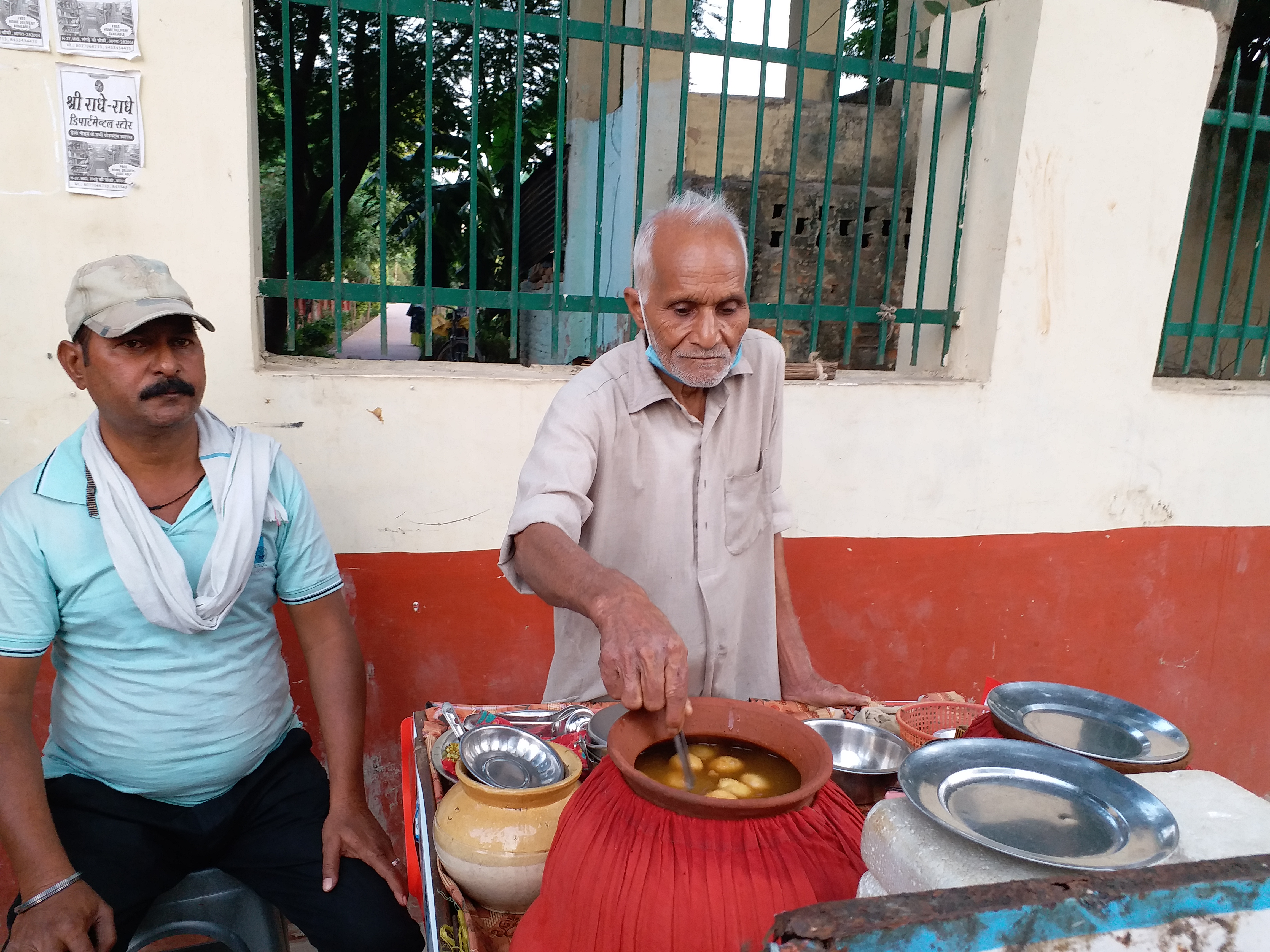 लोग कर रहे कांजीबडे वाले बाबा की मदद.