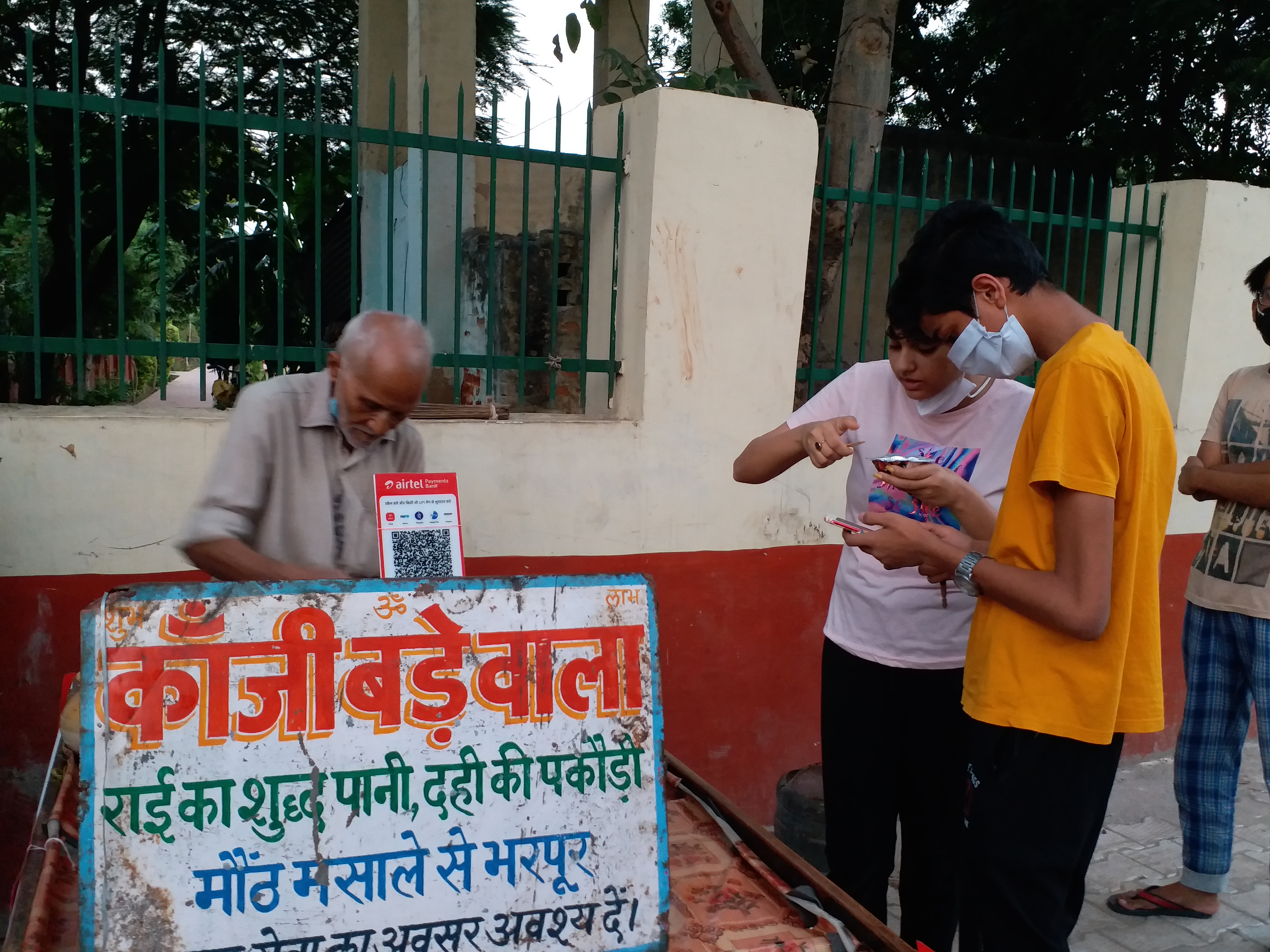 सोशल मीडिया पर छाए कांजीबडे वाले बाबा.