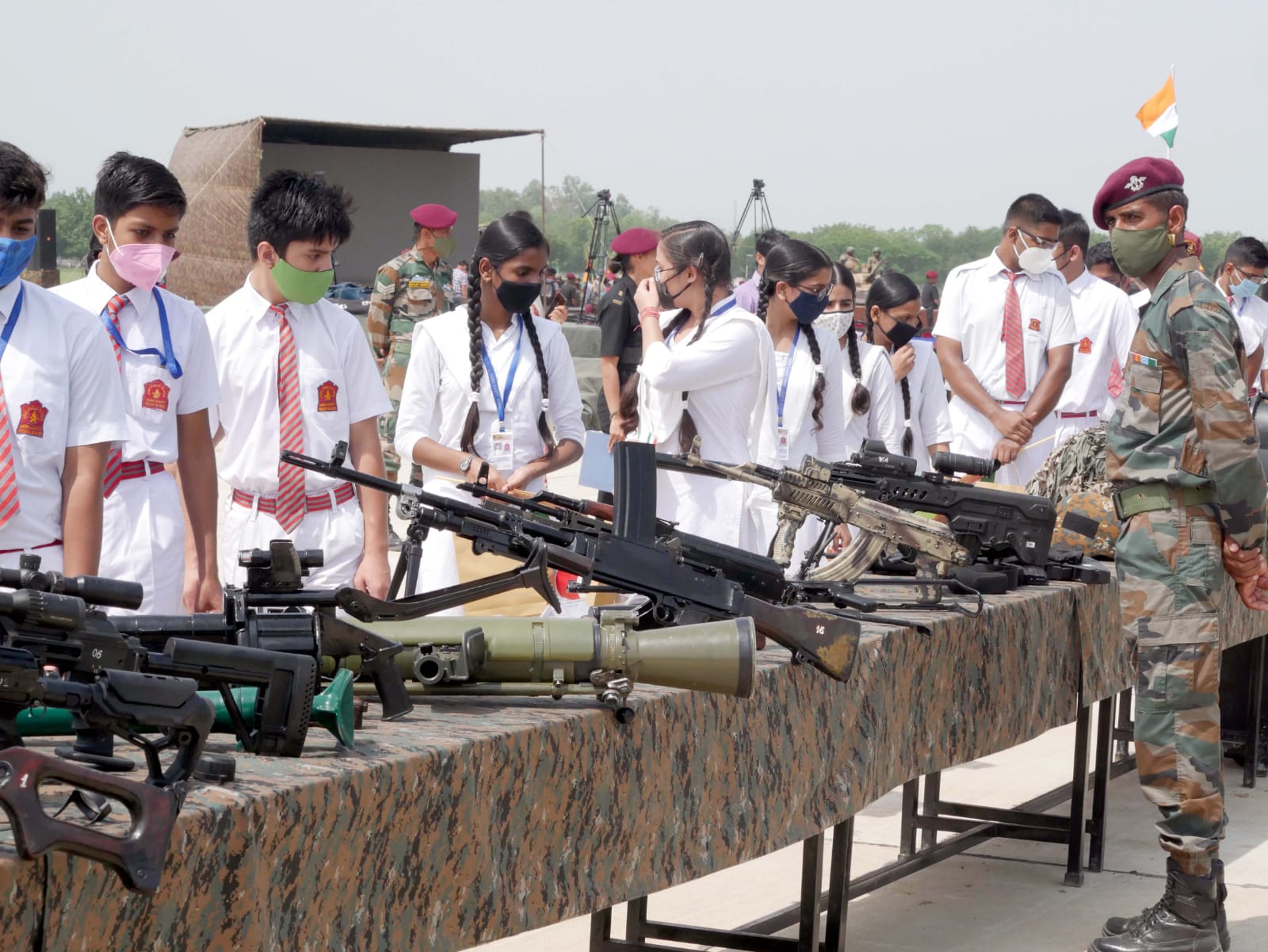 सेना के हथियारों को देखते स्कूली छात्र-छात्राएं.