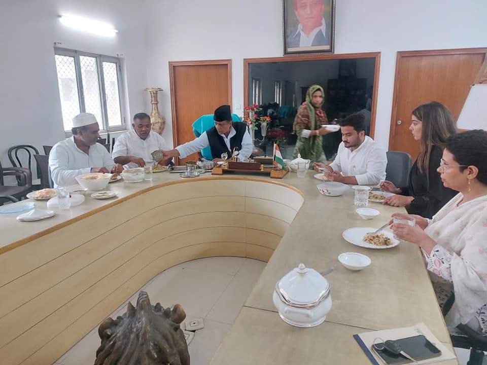 महान दल के कार्यकर्ताओं के साथ आजम खान डिनर करते हुए
