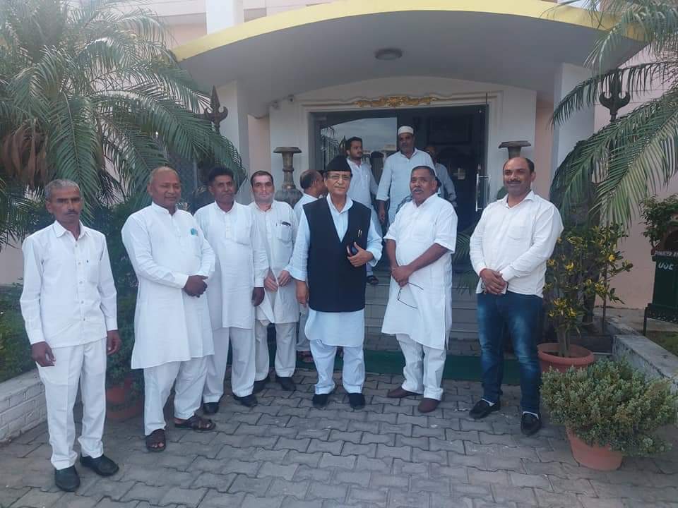 महान दल के नेताओं के साथ आजम खान