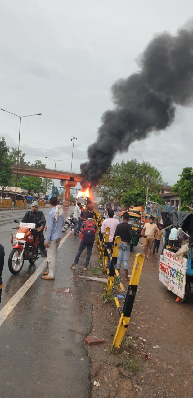 सवारियों से भरी स्लीपर कोच बस बनी आग का गोला