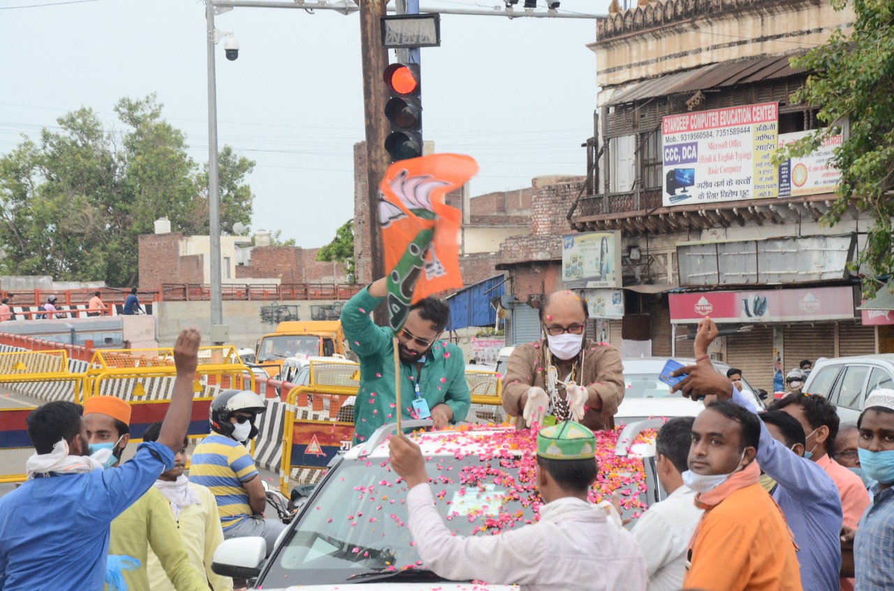 सिगनल पर कार्यकर्ताओं ने लगाया जाम.