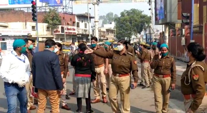 भिक्षावृत्ति में लिप्त बच्चों का रेस्क्यू करती पुलिस.