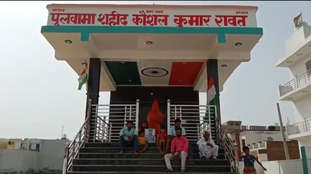 Agra: Pulwama martyr Kaushal Kumar's family sits on a protest
