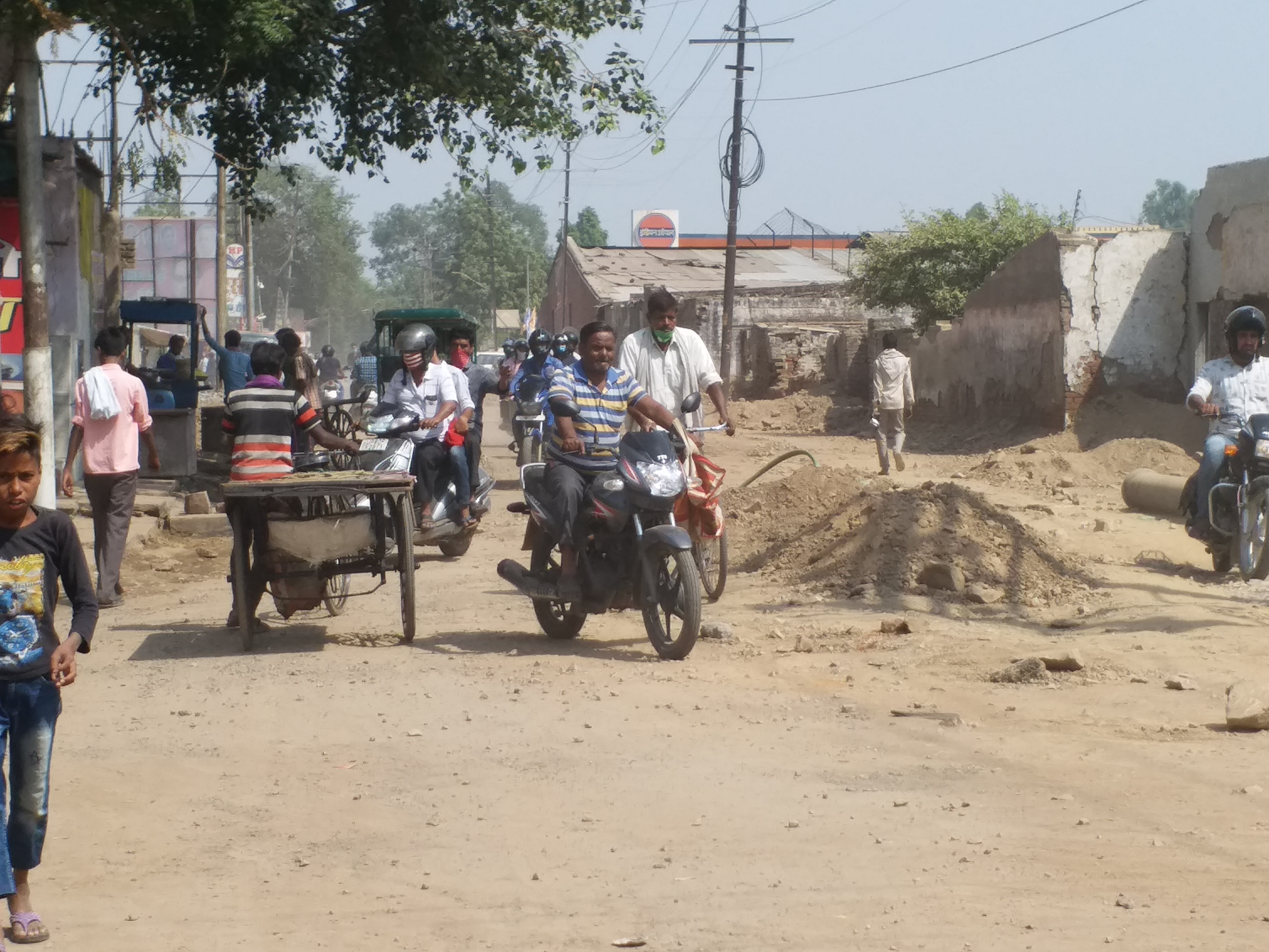 खुदी पड़ी सड़कों के कारण जनता परेशान.