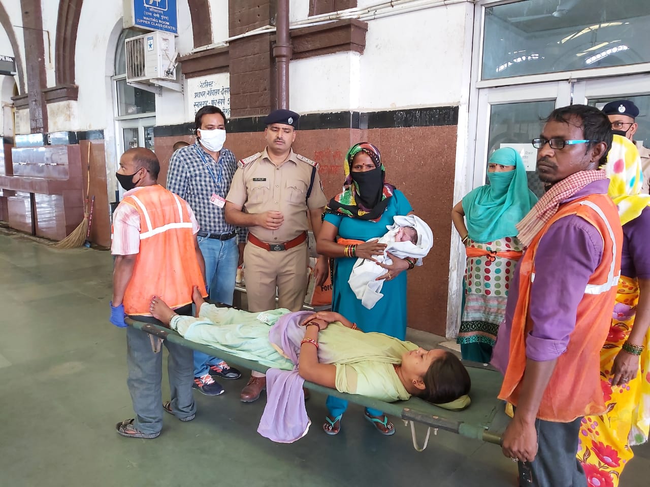 birth of a child on agra fort railway station while mother was travelling by sharmik express