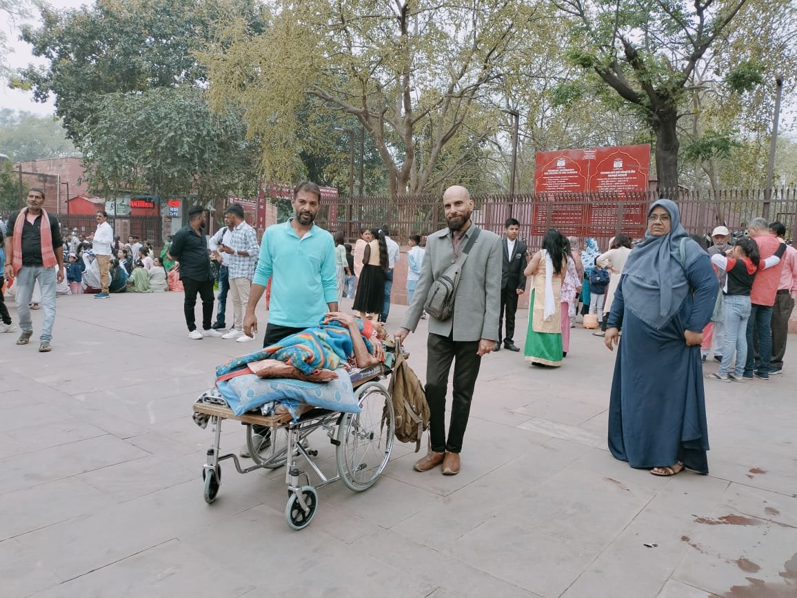 son and daughter in law fulfilled mother wish-to-see-taj-mahal