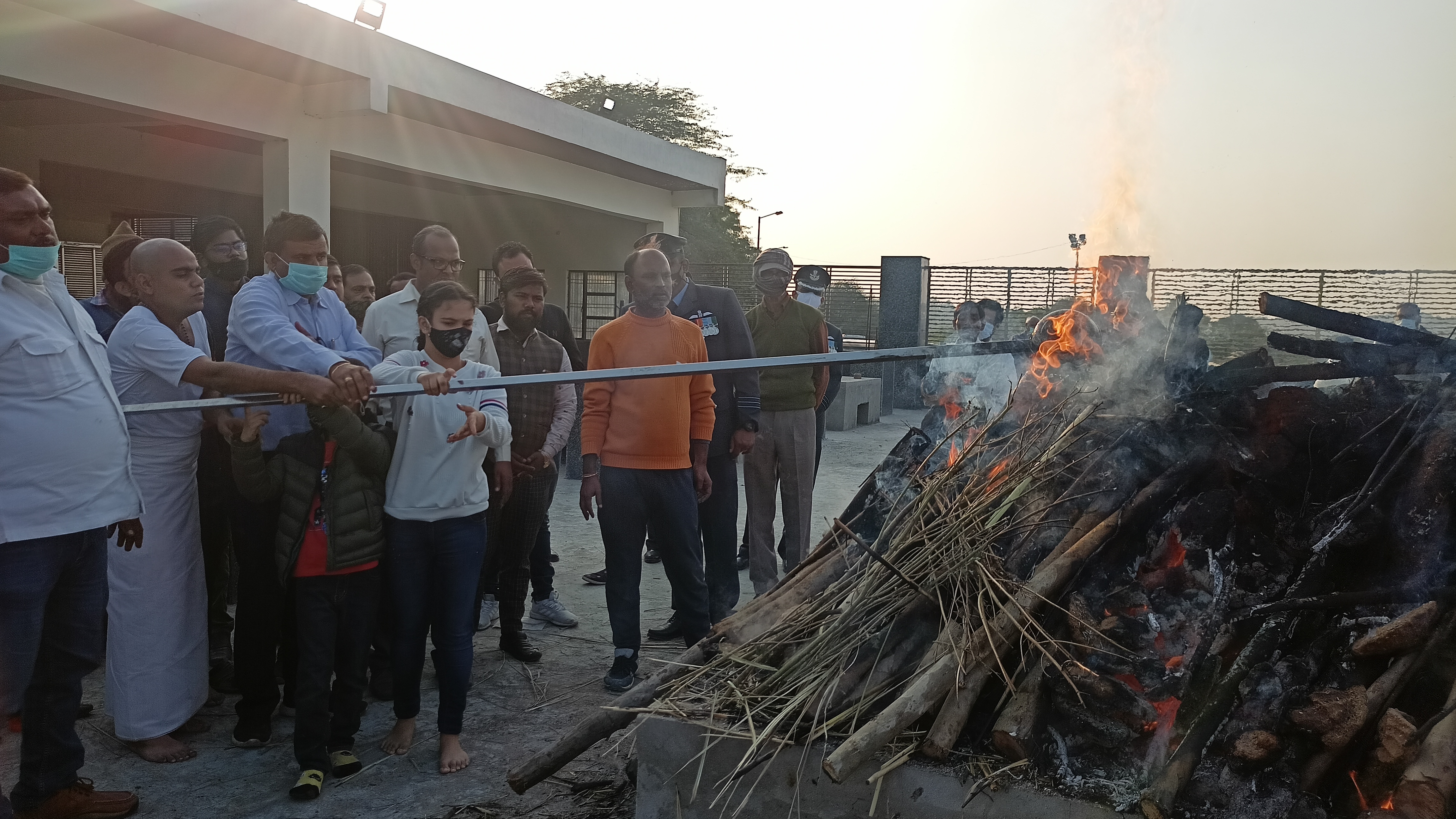 शहीद पृथ्वी सिंह चौहान को मुखाग्नि देती आराध्या