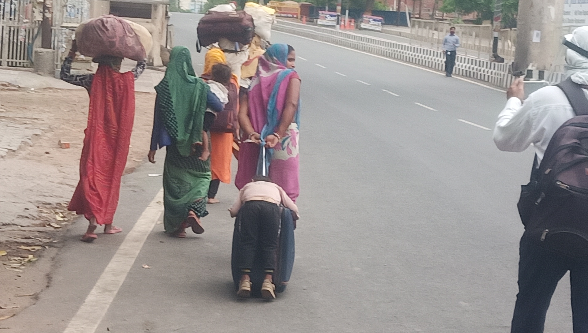 a video viral in which mother carrying her son on suitcase in agra