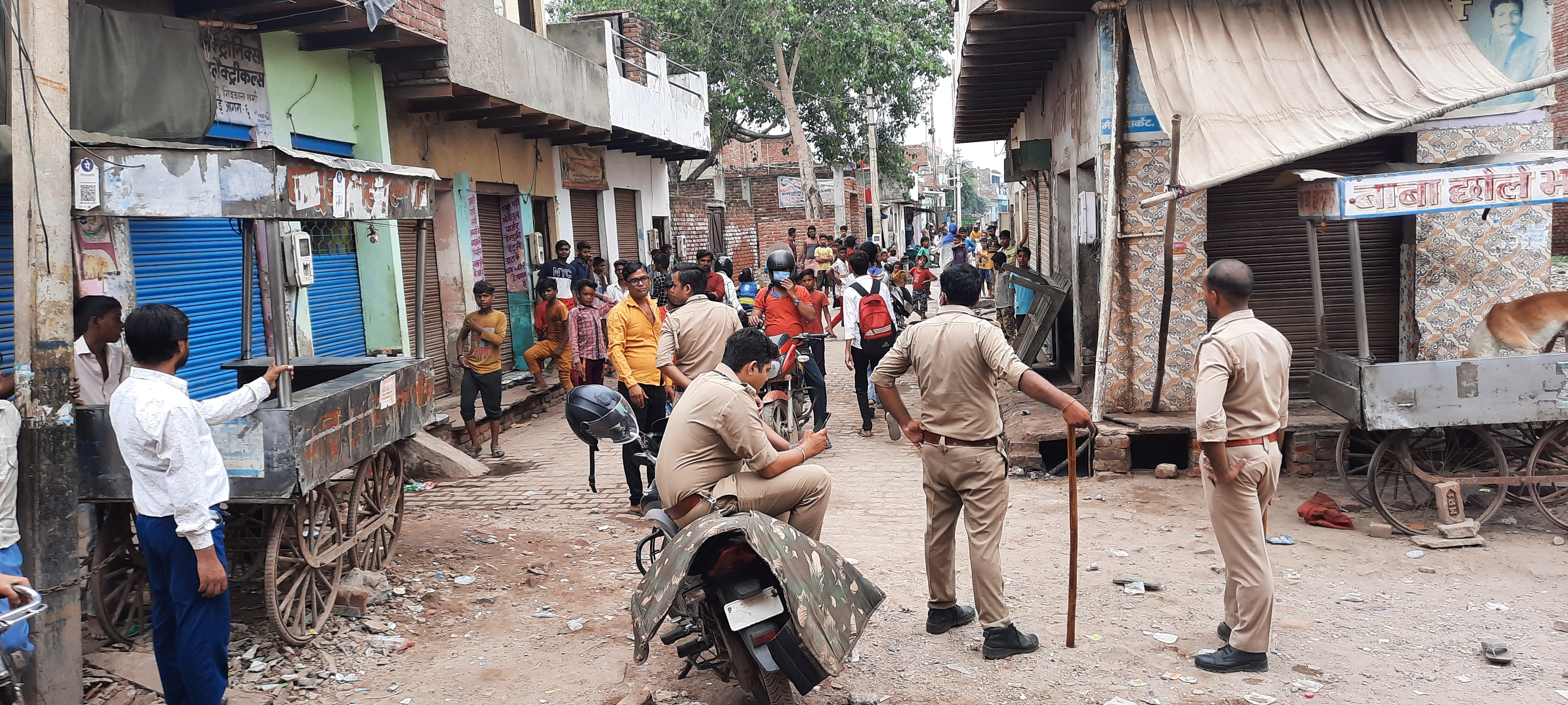 ताजिया निकालने के दौरान पुलिस पर की पत्थरबाजी