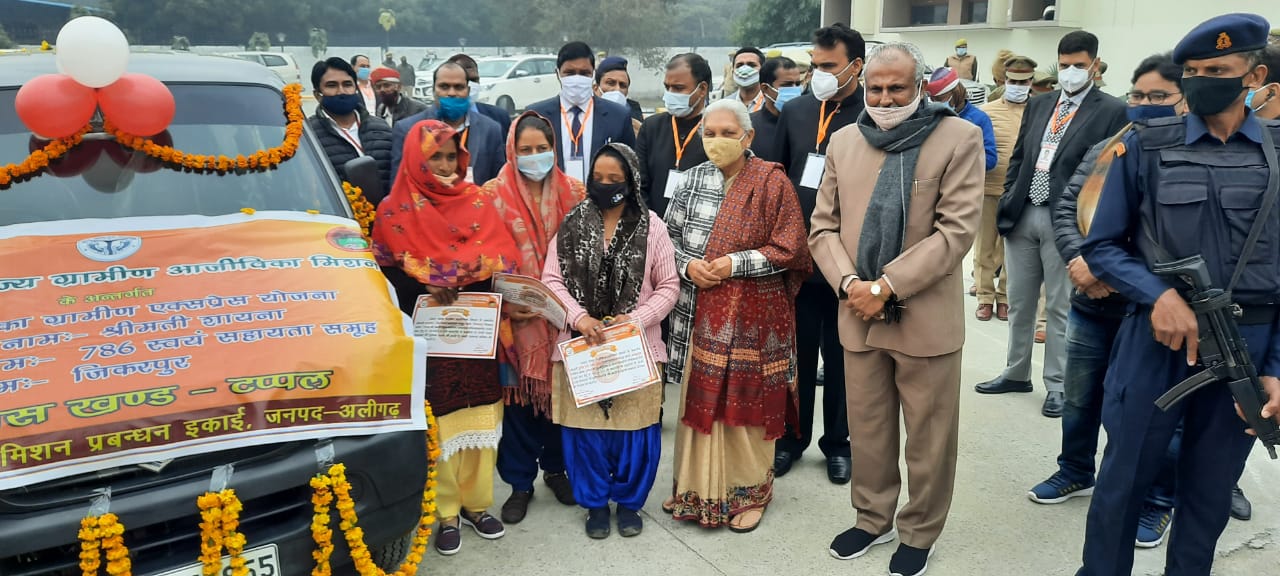 लाभार्थियों को प्रमाण पत्र दिया.