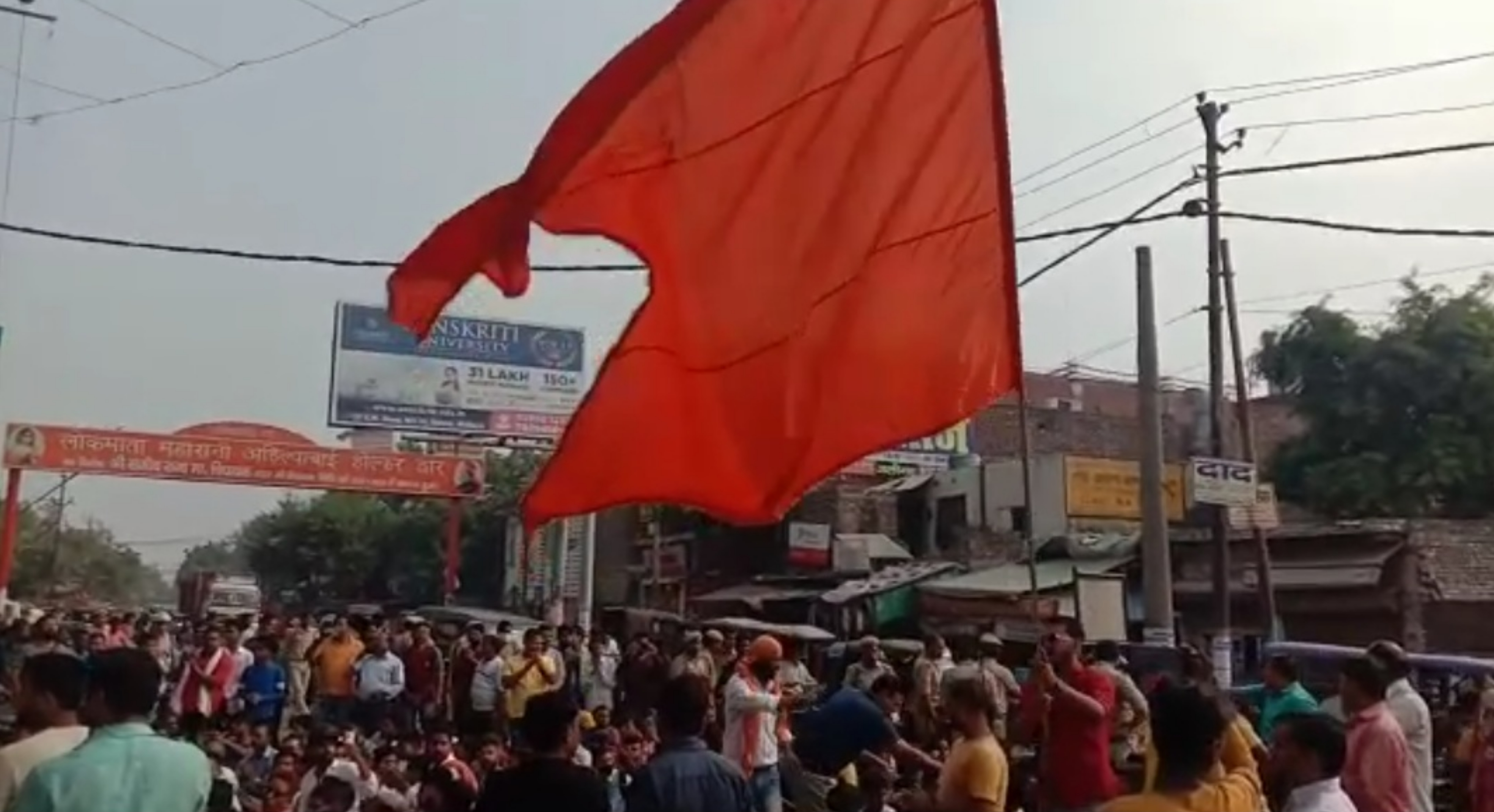 बांग्लादेश में मंदिर तोड़े जाने के विरोध में सड़क पर उतरे हिन्दूवादी संगठन