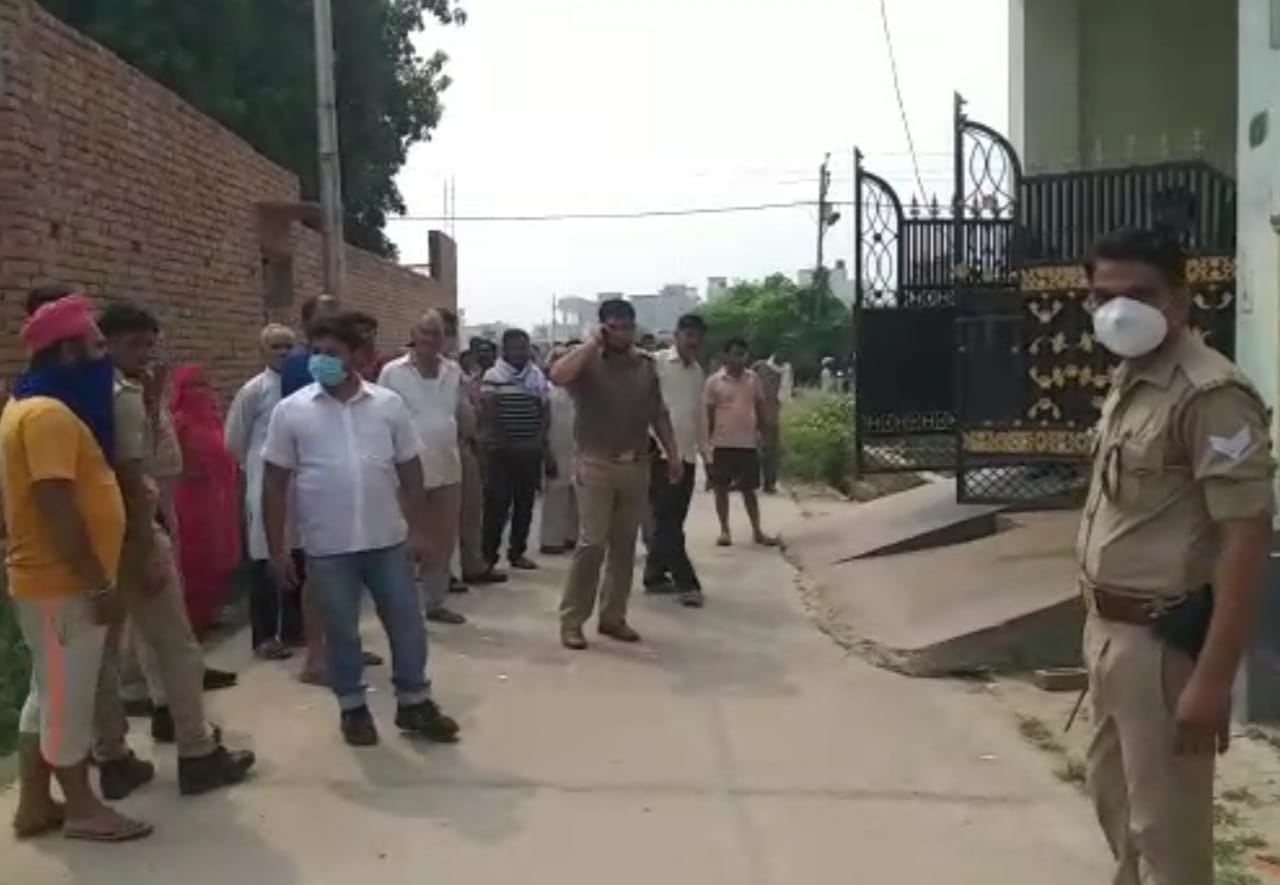 aligarh crime news  woman body found hanging  aligarh crime news  aligarh news in hindi  थाना बन्नादेवी क्षेत्र  फंदे पर लटका मिला शव  ईंट उद्योग कारोबारी गौरव गुप्ता  थाना बन्नादेवी  अलीगढ़ समाचार  अलीगढ़ खबर  अलीगढ़ की ताजा खबर  महिला का फंदे पर लटका मिला शव  सूतमिल चौराहा